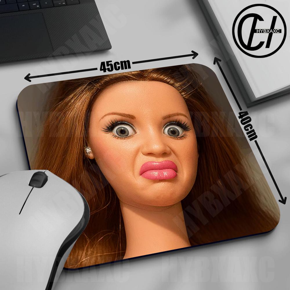 Tech Accessories For Office Desk - แผ่นรองเมาส์ลายหน้าตุ๊กตาน่ารักและตลก ขนาดเล็กสำหรับโต๊ะทำงาน อุปกรณ์เสริมคอมพิวเตอร์ ล้างทำความสะอาดได้ ฐานยางกันลื่นพร้อมขอบล็อกอย่างแม่นยำ